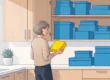 Uma ilustração minimalista moderna de uma mulher segurando uma caixa amarela em frente a um armário de cozinha cheio de caixas azuis de vários tamanhos.