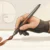Ilustração minimalista mostrando a fusão entre ferramentas digitais e artes clássicas através de uma mão que segura um pincel-stylus